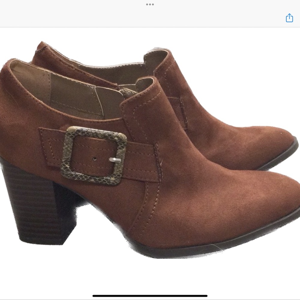 A2 Aerosoles  Suede Wallflower Shooties  .